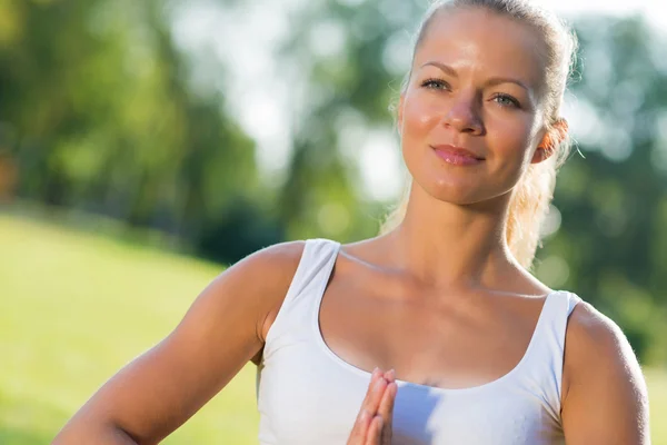 Vrouw doet yoga in het park — Stockfoto