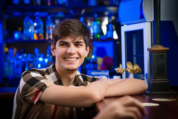 Молодий чоловік у барі — стокове фото