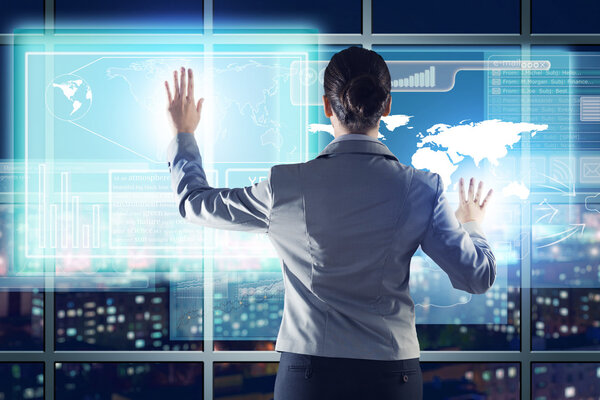 Бизнесмен, касающаяся экрана
