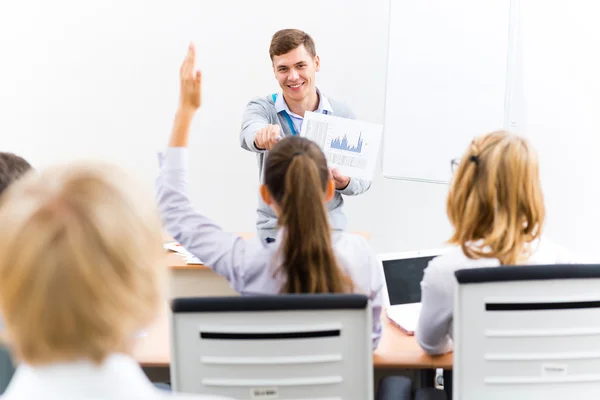 Leraar in gesprek met studenten — Stockfoto