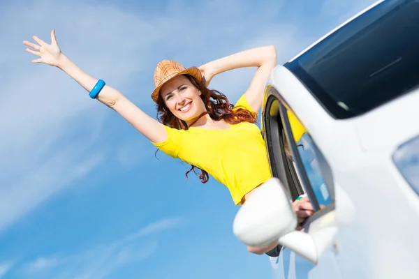 Femme est sortie par la fenêtre de la voiture — Photo