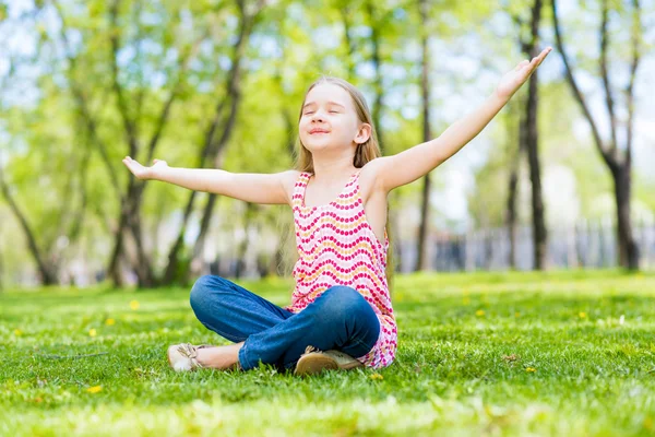 Menina no parque — Fotografia de Stock