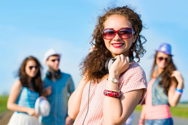 Mujer joven con auriculares — Foto de Stock