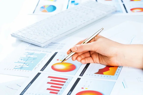 Financial growth charts — Stock Photo, Image