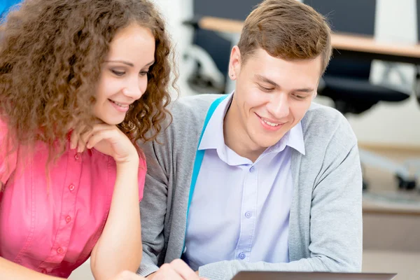 Students looking at laptop monitor — Stock Photo, Image