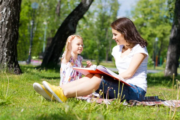 Reading a book in the summer park — Stock Photo, Image