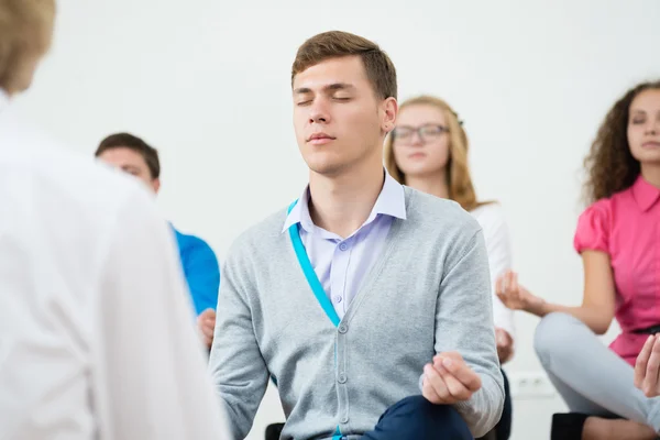 Молодые люди медитируют — стоковое фото