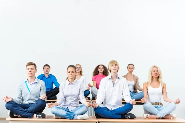 Jovens meditando — Fotografia de Stock