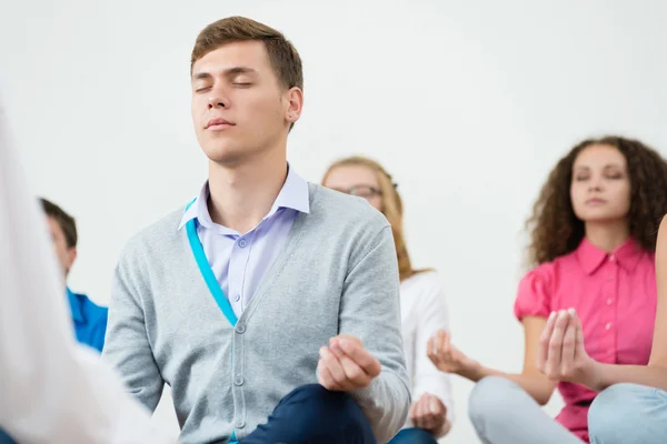 Jovens meditando — Fotografia de Stock