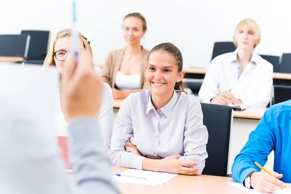 Estudantes na universidade Imagem De Stock