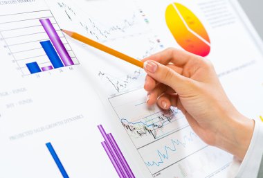 kalem finansal listelerinde işaret eden el