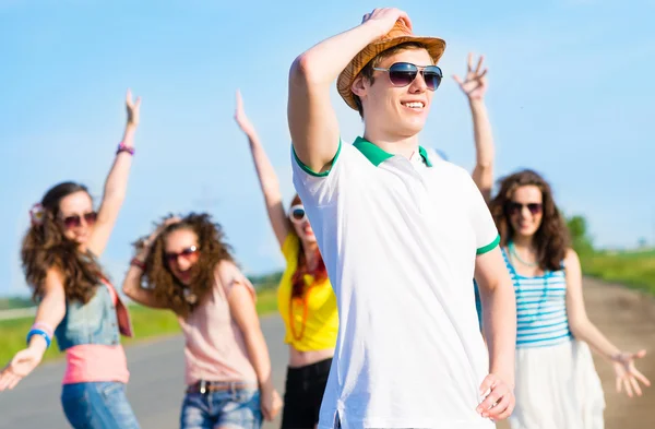 Jeune homme en lunettes de soleil — Photo