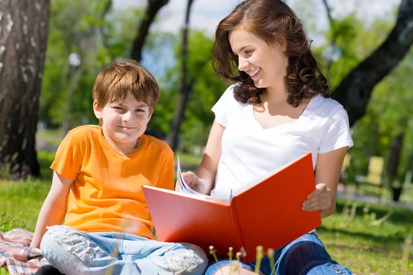 Reading a book together — Stock Photo, Image