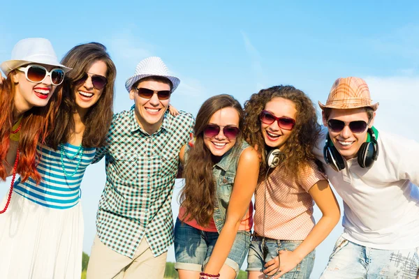 Group of young people wearing sunglasses and hat — Stok fotoğraf