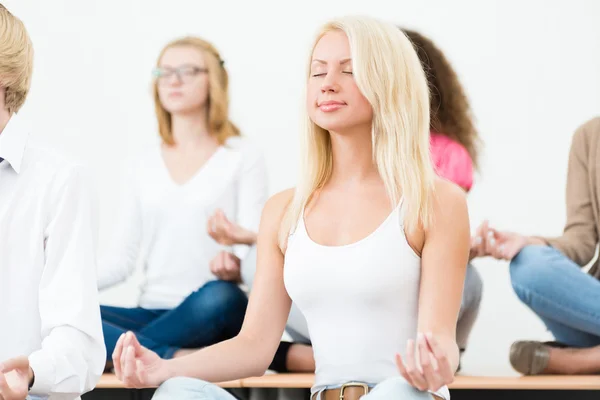 Ung kvinna, mediterar med slutna ögon — Stockfoto