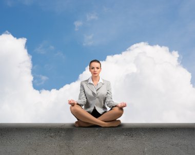 iş kadını meditasyon