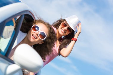 Güneş gözlüklü çekici bir kadın.