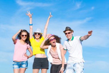 bir grup genç insan eğleniyor