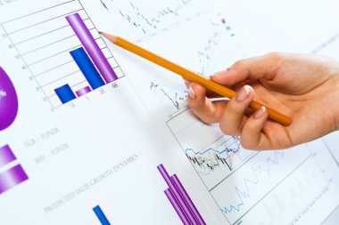 kalem finansal listelerinde işaret eden el