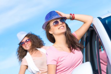 iki çekici genç kadın güneş gözlüğü takıyor