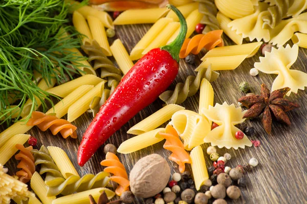Pimenta, ervas, macarrão italiano e especiarias — Fotografia de Stock