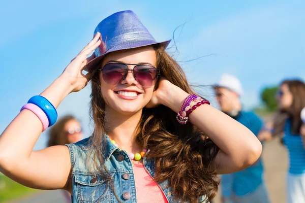 Jeune femme élégante avec des lunettes de soleil — Photo