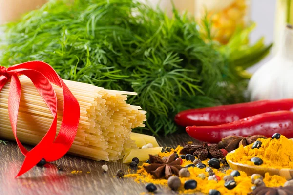 Espaguetis y verduras italianos —  Fotos de Stock