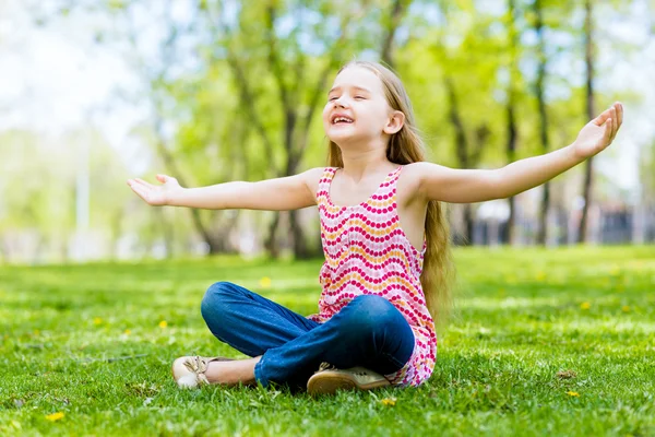 Ritratto di una ragazza in un parco — Foto Stock