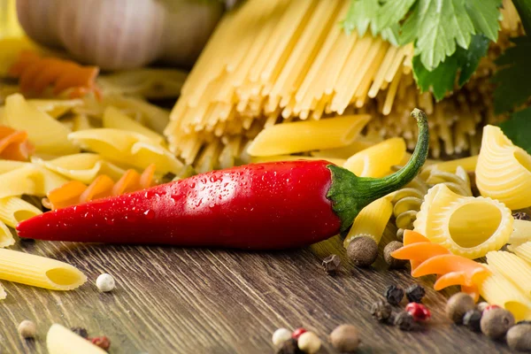 Italian spaghetti and vegetables — Stock Photo, Image