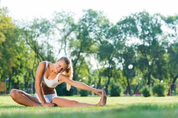 Parkta yoga yapan kadın. — Stok fotoğraf