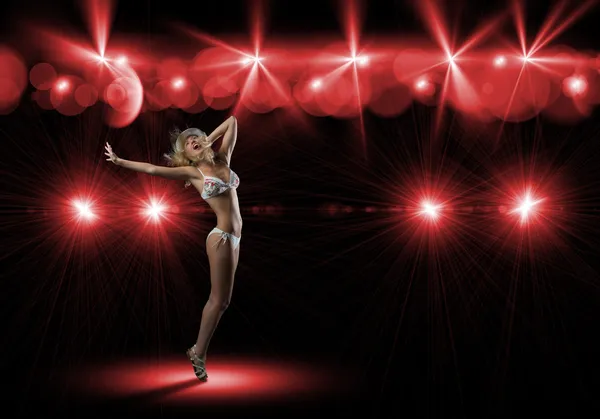 Frau im Bikini und Hut tanzt — Stockfoto