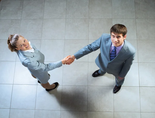 Mujer de negocios y hombre de negocios estrechando la mano —  Fotos de Stock