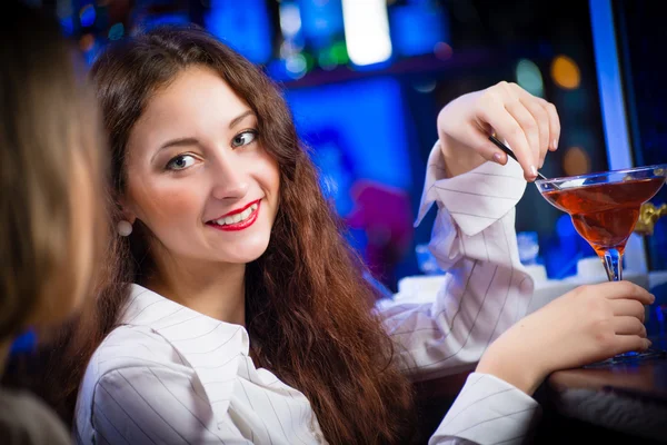 Jovem mulher em um bar — Fotografia de Stock