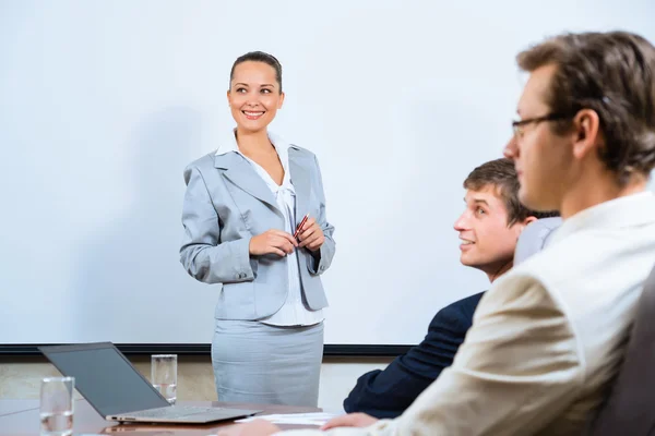 Bespreekt zakenvrouw met collega 's — Stockfoto