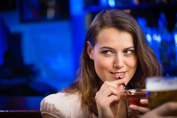 Giovane donna in un bar — Foto Stock