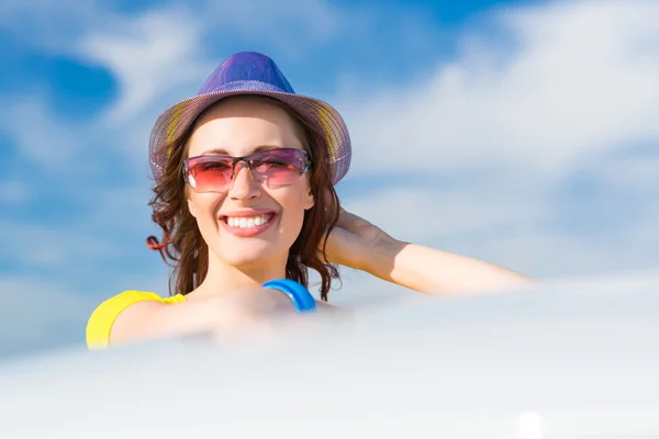 Young woman got out of car window — Stock Photo, Image