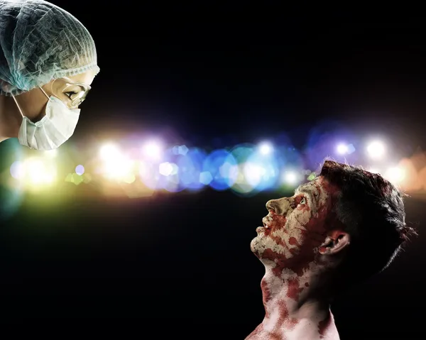 Wounded man and the doctor — Stock Photo, Image