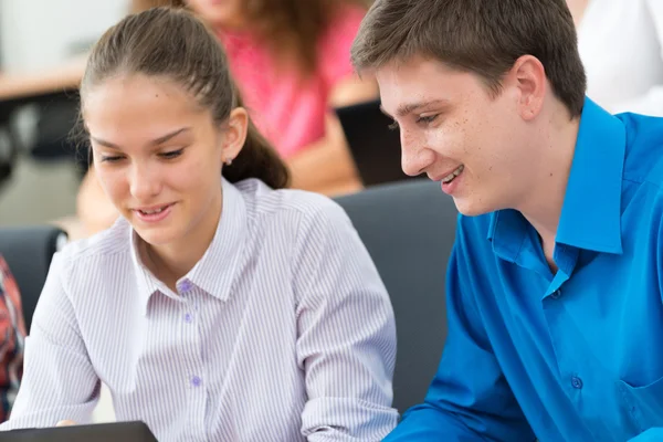 Studenti ve třídě — Stock fotografie