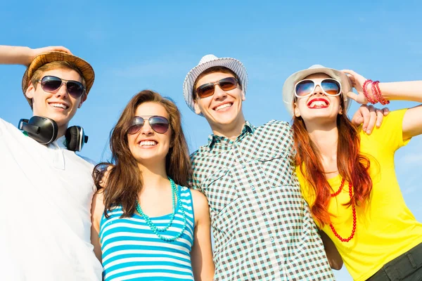 Groupe de jeunes portant des lunettes de soleil et un chapeau — Photo