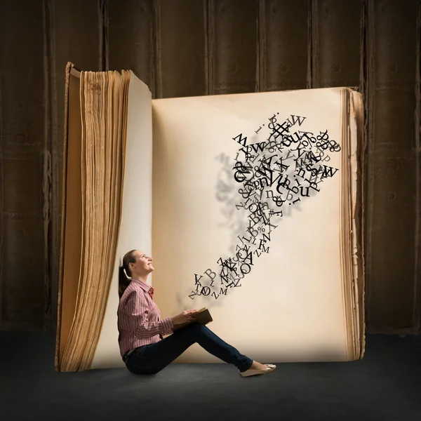 Young woman reading a book — Stock Photo, Image