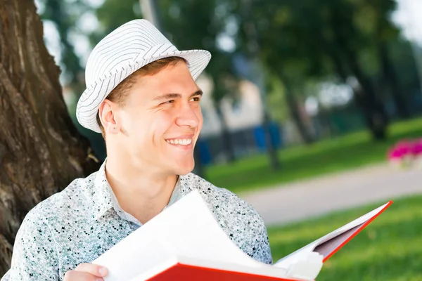 Unge man läser en bok — Stockfoto