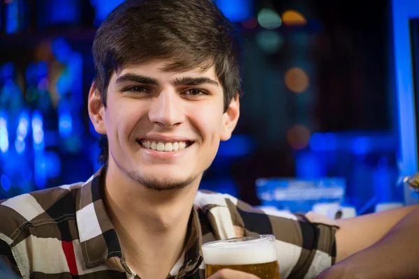 Porträt eines jungen Mannes an der Bar — Stockfoto