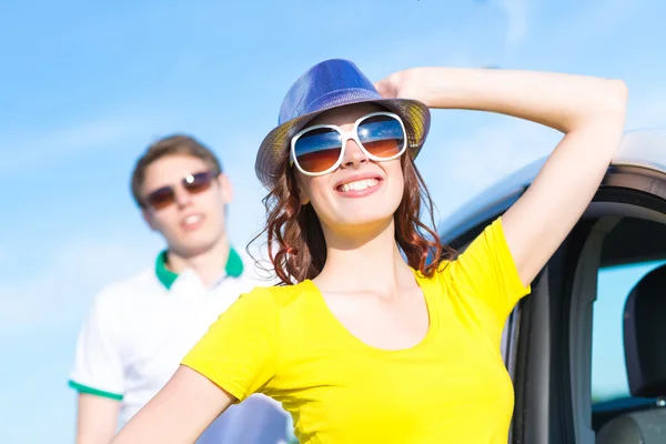 Jeune femme attrayante dans les lunettes de soleil — Photo