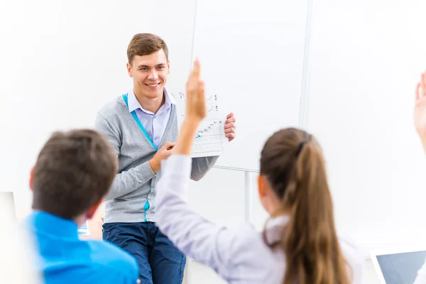 Leraar in gesprek met studenten — Stockfoto