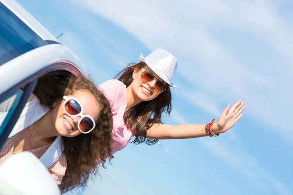 Jeune femme est sorti par la fenêtre de la voiture — Photo