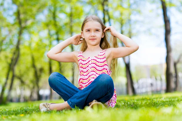 Porträt eines lächelnden Mädchens in einem Park — Stockfoto