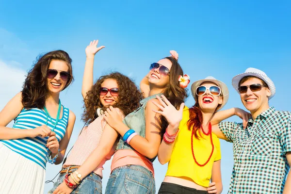 Группа молодых людей в солнечных очках и шляпе — стоковое фото