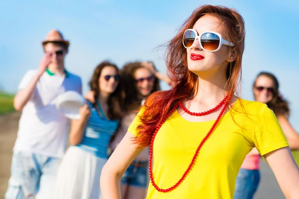 Jeune femme élégante avec des lunettes de soleil — Photo