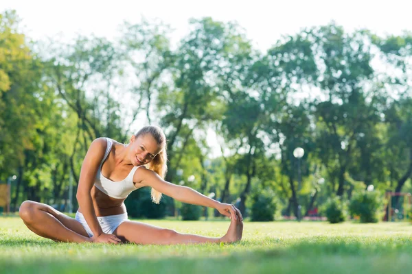 Vrouw doet yoga in het park — Stockfoto