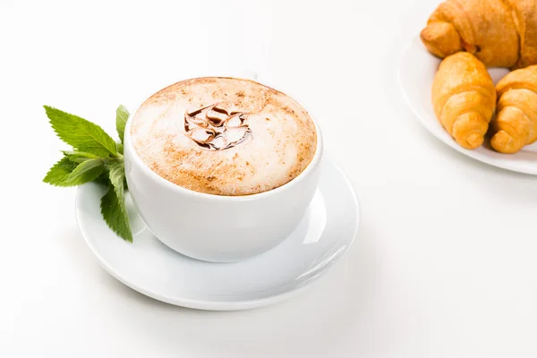 Gran taza de café y croissants en un plato — Foto de Stock